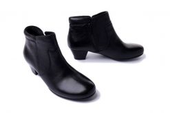 LANQIER 39C757 black, botki damskie. Czarne botki damskie Lanqier, na zimę, z polaru, bez obcasa, na obcasie, bez zapięcia. Za 449.95 zł.