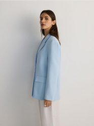 Dwurzędowa marynarka oversize - jasnoniebieski. Niebieskie marynarki i żakiety damskie Reserved, l, bez wzorów, z tkaniny. W wyprzedaży za 99.99 zł.