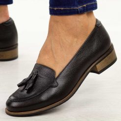 Czarne groszek skórzane Polskie mokasyny damskie Deoni D163A. Czarne mokasyny damskie Deoni, na jesień, z materiału, z okrągłym noskiem, bez obcasa. Za 429.00 zł.