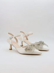 Bellucci Czółenka w kolorze białym z paskiem rozmiar: 37. Białe czółenka damskie Bellucci, bez wzorów, bez obcasa, na szpilce. Za 105.14 zł.