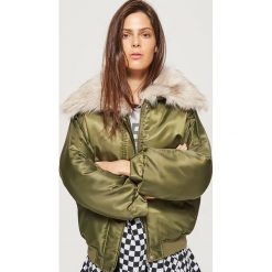 Krótka kurtka z futrzanym kołnierzem - Khaki. Brązowe kurtki damskie Cropp, z futra. W wyprzedaży za 129.99 zł.