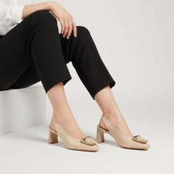 Półbuty damskie Hispanitas, skórzana cholewka naturalna odkryta pięta elegancka klamra z przodu stabilny obcas zapewniający komfort użytkowania, beżo. Brązowe półbuty damskie Hispanitas, bez wzorów, bez obcasa, na obcasie, bez zapięcia. Za 639.00 zł.