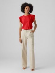 Vero Moda Koszulka w kolorze czerwonym rozmiar: XS. Czerwone koszulki damskie Vero Moda, xs, bez wzorów, bez kołnierzyka, bez ramiączek. Za 70.24 zł.