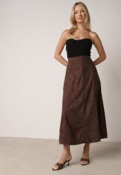 Brązowa Rozkloszowana Spódnica z Imitacji Zamszu Basara. Brązowe spódnice damskie Born2be, do pracy, l, bez wzorów, z materiału, biznesowe, midi. Za 179.99 zł.