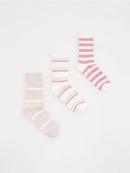 Długie skarpetki 3 pack - różowy. Czerwone skarpetki damskie Reserved, bez wzorów. W wyprzedaży za 25.99 zł.