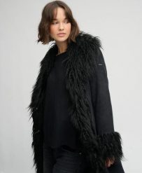 Superdry Long Afghan Coat – długi płaszcz slim z sztruksu. Czarne płaszcze damskie Superdry, z aplikacjami, z materiału, bez kaptura. Za 670.85 zł.