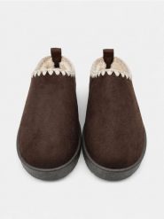 Kapcie mule z imitacji zamszu i futerkiem - brązowy. Brązowe kapcie damskie Sinsay. Za 49.99 zł.