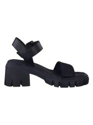 S.Oliver Sandały w kolorze czarnym na obcasie rozmiar: 39. Czarne sandały damskie S.Oliver, bez wzorów, z otwartym noskiem, bez obcasa, na koturnie, bez zapięcia. Za 109.44 zł.