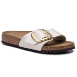 Klapki Birkenstock. Brązowe klapki damskie Birkenstock, bez wzorów, bez obcasa, bez zapięcia. Za 499.99 zł.