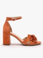 Pomarańczowe sandały na obcasie z kwiatem. Brązowe sandały damskie Ryłko, bez wzorów, ze skóry, z okrągłym noskiem, bez obcasa, na obcasie, bez zapięcia. Za 479.99 zł.
