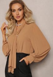 Brązowa Bluzka z Wiązaniem wokół Szyi i Plisowanym Rękawem Henokia. Brązowe bluzki damskie Renee, bez wzorów, eleganckie, bez kołnierzyka, bez ramiączek. Za 79.99 zł.