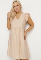 Beżowa Sukienka Pudełkowa z Bawełną i Trójkątnym Dekoltem Ozdobiona Falbankami Vikirva. Brązowe sukienki damskie Born2be, bez wzorów, z bawełny, eleganckie, bez ramiączek. Za 79.99 zł.