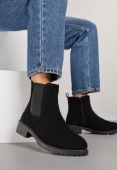 Czarne Botki Sztyblety z Imitacji Zamszu Ozdobione Elastycznym Elementem Clasina. Czarne botki damskie Renee, eleganckie, bez obcasa, na płaskiej podeszwie, bez zapięcia. Za 79.99 zł.