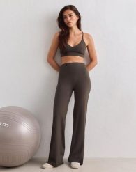 Damskie legginsy z prostą nogawką, dłuższe Sense w kolorze ciemnego bluszczu. Zielone legginsy damskie Aim'n, m, bez wzorów, z elastanu, z podwyższonym stanem, na fitness i siłownię. Za 349.00 zł.