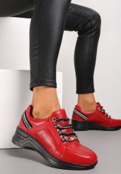 Czerwone Sneakersy ze Skórzaną Wkładką Ozdobione Napisami na Koturnie Dorvalia. Czerwone obuwie sportowe damskie Renee, bez zapięcia, trekkingowe. Za 109.99 zł.