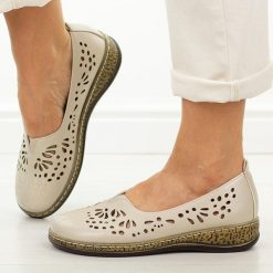 Beżowe ażurowe półbuty damskie Potocki 90392. Brązowe półbuty damskie POTOCKI, na lato, w ażurowe wzory, z jeansu, bez obcasa, na płaskiej podeszwie, bez zapięcia. Za 149.00 zł.