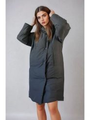 Monki Płaszcz zimowy w kolorze granatowym rozmiar: S. Czarne płaszcze damskie Monki, na zimę, s, bez wzorów, z puchu, bez kaptura. Za 139.87 zł.