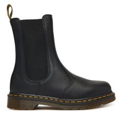 Sztyblety Dr. Martens. Czarne botki damskie Dr Martens, bez obcasa, na płaskiej podeszwie, bez zapięcia. Za 989.99 zł.