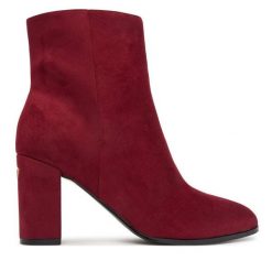 Botki Guess. Czerwone botki damskie Guess, bez obcasa, na słupku, bez zapięcia. Za 544.99 zł.
