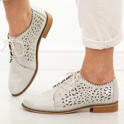 Białe ażurowe skórzane półbuty damskie Cambell 19386. Białe półbuty damskie Cambell, na lato, w ażurowe wzory, z jeansu, z okrągłym noskiem, bez obcasa, na obcasie, bez zapięcia. Za 239.00 zł.