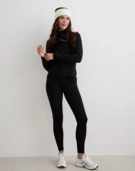 Damskie legginsy ocieplane Petite czarne. Czarne legginsy damskie Aim'n, l, bez wzorów, z elastanu, z podwyższonym stanem, do biegania. Za 351.00 zł.