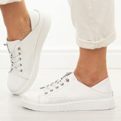 Białe skórzane półbuty damskie Vinceza 79590. Białe półbuty damskie VINCEZA, na lato, bez wzorów, z jeansu, z okrągłym noskiem, bez obcasa, bez zapięcia. Za 219.00 zł.