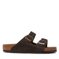 Klapki Birkenstock. Brązowe klapki damskie Birkenstock, bez wzorów, bez obcasa, bez zapięcia. Za 369.99 zł.