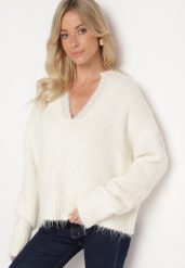 Jasnobeżowy Krótki Sweter z Wełną i Głębokim Dekoltem w Serek Savalithia. Brązowe swetry klasyczne damskie Born2be, na zimę, z wełny, bez kołnierzyka. Za 149.99 zł.