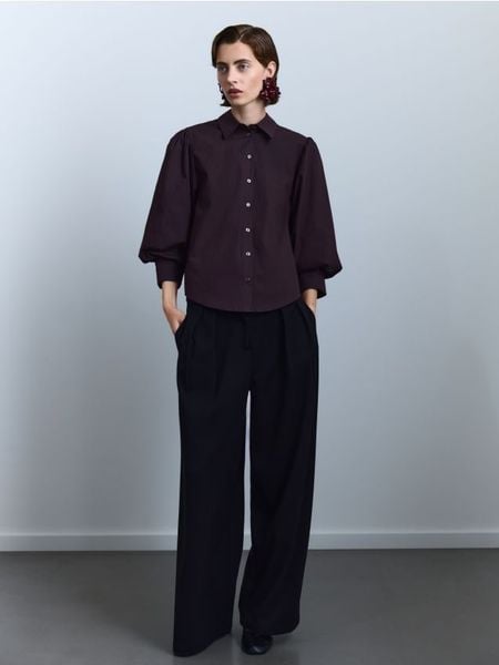 Koszula z bufiastymi rękawami - brązowy. Brązowe koszule damskie Reserved, l, bez wzorów, z bawełny, bez kołnierzyka, bez ramiączek. Za 129.99 zł.