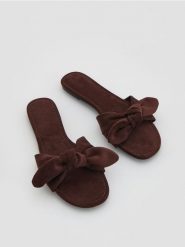 Klapki z kokardami - ciemnobrązowy. Brązowe klapki damskie Reserved, bez wzorów, bez obcasa, bez zapięcia. Za 119.99 zł.