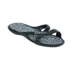Klapki basenowe damskie Nabaiji 500 Lea. Białe klapki damskie NABAIJI, bez wzorów, z kauczuku, bez obcasa, bez zapięcia. W wyprzedaży za 49.99 zł.