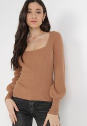 Jasnobrązowy Sweter Uhrieth. Brązowe swetry klasyczne damskie Born2be, z dzianiny, bez kołnierzyka. Za 99.99 zł.