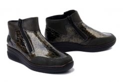 RIEKER 48754-54 green combiantion, botki damskie. Zielone botki damskie Rieker, na zimę, bez obcasa, na koturnie, bez zapięcia. Za 349.90 zł.