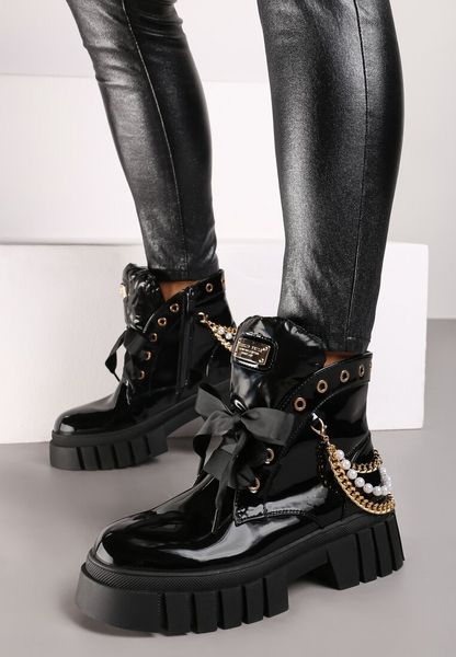 Czarne Botki na Grubej Podeszwie Ozdobione Perełkami i Łańcuchami Terivina. Czarne botki damskie Born2be, z jeansu, eleganckie, bez obcasa, na płaskiej podeszwie, bez zapięcia. Za 49.99 zł.