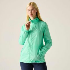 Kurtka trekkingowa damska Pack It Jacket III kieszonkowa przeciwdeszczowa. Niebieskie kurtki damskie Regatta, bez wzorów, bez kaptura. Za 149.99 zł.