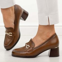 Brązowe półbuty damskie na obcasie Potocki 12784. Brązowe półbuty damskie POTOCKI, na jesień, z aplikacjami, z jeansu, z okrągłym noskiem, bez obcasa, na obcasie, bez zapięcia. Za 189.00 zł.