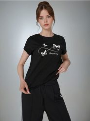 Koszulka z nadrukiem - czarny. Czarne koszulki damskie Sinsay, l, bez wzorów, z bawełny, bez kołnierzyka, bez ramiączek. Za 6.99 zł.