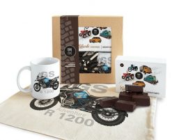 BMW GS — paczka (Zawartość paczki: koszulka - torba - kubek - słodycze; Rozmiar koszulki / bluzy: XL (damska); Kolor koszulki / bluzy: czarny; Rodzaj. Czarne koszulki damskie nikiniki, s, bez wzorów, z bawełny, bez kołnierzyka, bez ramiączek. Za 179.00 zł.