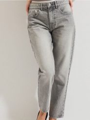 Klasyczne jeansy mom fit - szary. Szare jeansy damskie Sinsay. Za 59.99 zł.