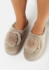 Ciemnobeżowe Kapcie Ozdobione Pomponem na Płaskiej Podeszwie Borvalka. Brązowe kapcie damskie Born2be. Za 29.99 zł.