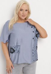Niebieska Bluzka z Bawełny z Krótkim Rękawem Ozdobiona Guzikami i Kieszenią z Klapą Ursilla. Niebieskie bluzki damskie Born2be, xl, z aplikacjami, z bawełny, biznesowe, bez kołnierzyka, bez ramiączek. Za 54.99 zł.