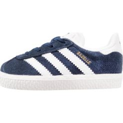 Adidas Originals GAZELLE I Tenisówki i Trampki collegiate navy/footwear white. Niebieskie trampki chłopięce Adidas Originals, z materiału. W wyprzedaży za 149.25 zł.