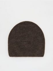 Czapka beanie - ciemnobrązowy. Brązowe czapki damskie Reserved, bez wzorów. W wyprzedaży za 22.99 zł.