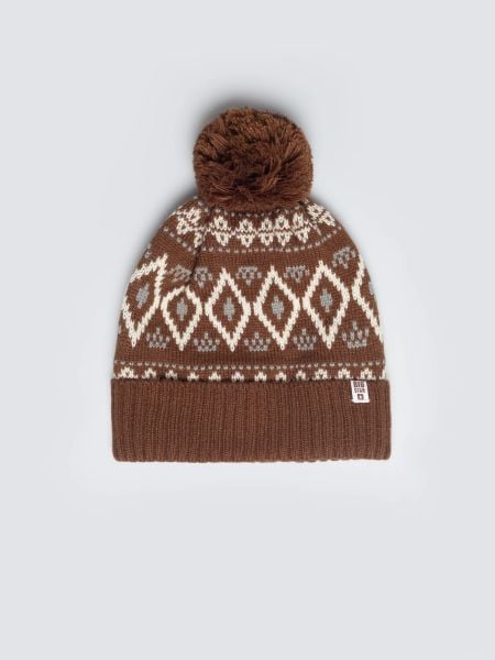 Czapka zimowa z pomponem brązowa Igory 804. Brązowe czapki damskie Big Star, na zimę, z aplikacjami, z dzianiny. W wyprzedaży za 79.99 zł.