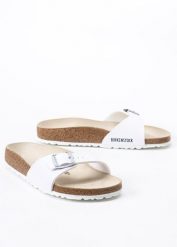 Klapki damskie Birkenstock Madrid BF (40733). Białe klapki damskie Birkenstock, bez wzorów, bez obcasa, bez zapięcia. Za 319.99 zł.