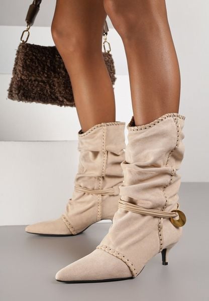 Beżowe Marszczone Botki na Obcasie Typu Kaczuszka ze Sznurkiem i Ozdobą Avidvire. Brązowe botki damskie Born2be, z jeansu, eleganckie, bez obcasa, na obcasie, bez zapięcia. Za 149.99 zł.