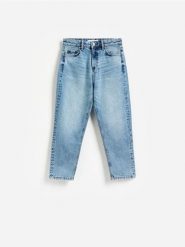 Jeansy mom fit z krótszą nogawką - niebieski. Niebieskie jeansy damskie Reserved. Za 129.99 zł.