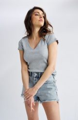 BLUZKA SARA JASNO SZARA KRÓTKI RĘKAW M - Flawless. Szare bluzki damskie Flawless, m, bez wzorów, z dresówki, biznesowe, bez kołnierzyka, bez ramiączek. Za 72.00 zł.