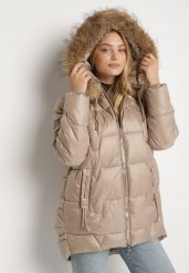 Brązowa Kurtka z Pikowanymi Przeszyciami i Kapturem z Futrem Azinga. Brązowe kurtki damskie Born2be, plus size, bez wzorów, z dzianiny. Za 219.99 zł.