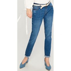 Jeansy z paskiem - Niebieski. Niebieskie jeansy damskie Reserved. W wyprzedaży za 39.99 zł.